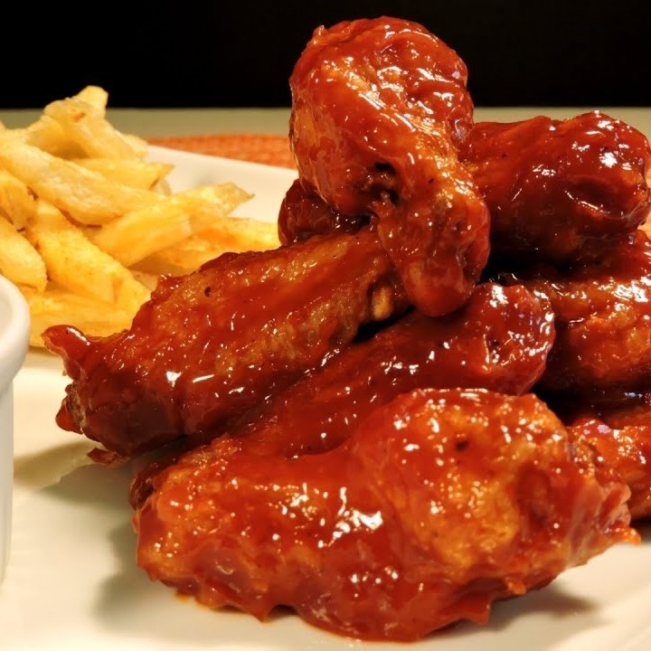 12 Alitas BBQ con Papas a la Francesa