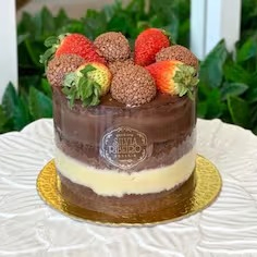Torta no Acetato com 1kg. Com massa de chocolate belga molhadinho com camadas de brigadeiro belga, brigadeiro de Ninho com pedaços de morangos. Para quem ama frutas no meio do bolo. obs. 1: não alteramos nenhum produto ou retiramos/adicionamos ingrediente. obs. 2: produto de consumo imediato. obs. 3: alguns produtos podem vir com vencimento do mesmo Dia.