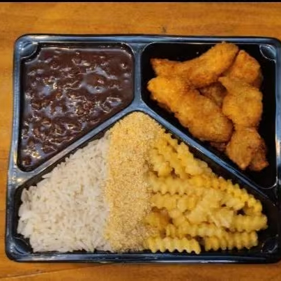 Marmita "G" Iscas de Frango Empanado na farinha panko, arroz, feijão preto (utilizamos bacon no tempero do feijão), batata frita no corte especial , farofa, acompanha coca- cola lata 350 ml.