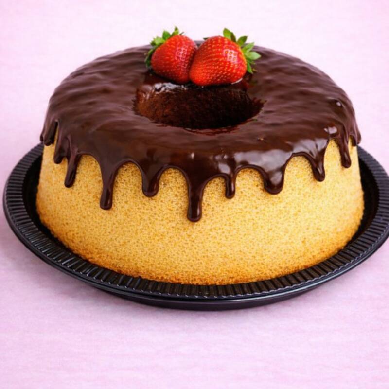 🍫 Bolo de Chocolate Bolo caseiro de massa branca macia com cobertura cremosa de chocolate. Simples, clássico e delicioso.