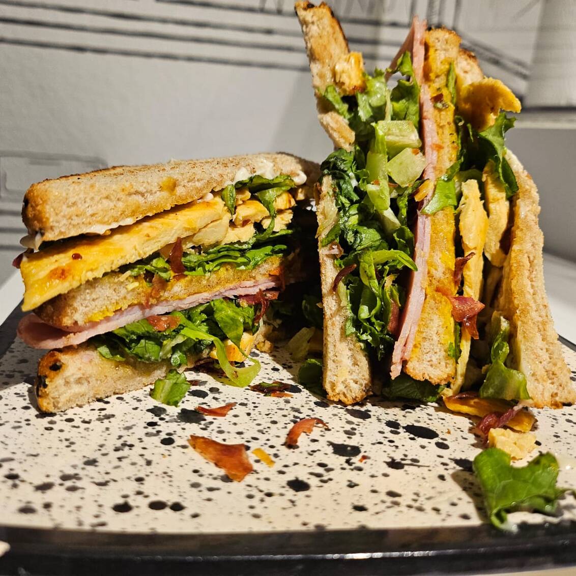 Sandwich Triple Amenaza
