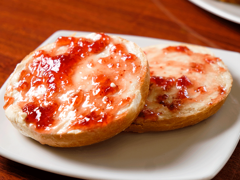 Bagel de Mermelada con Queso Crema