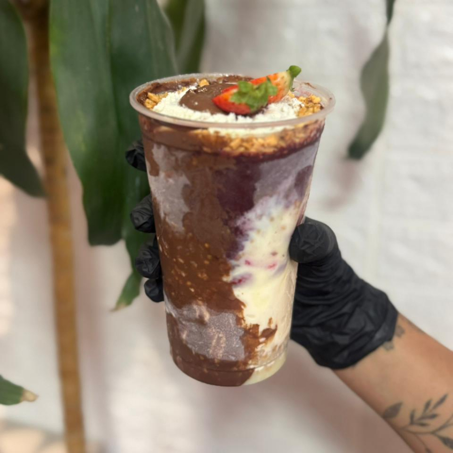 Açaí cremoso · Creme de Paçoca · leite em pó · e uma fruta fresca a sua escolha.