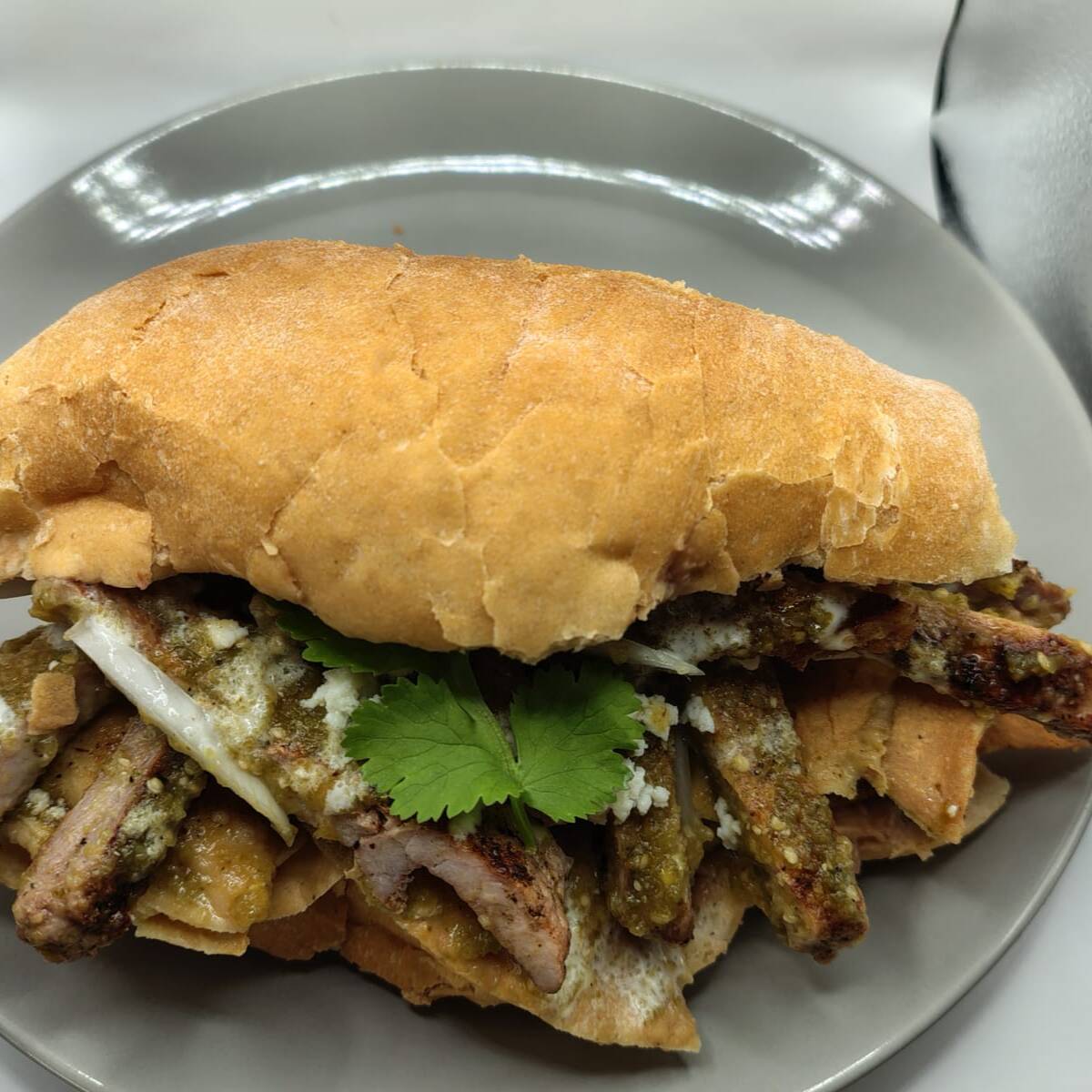Torta de Chilaquiles con Arrachera