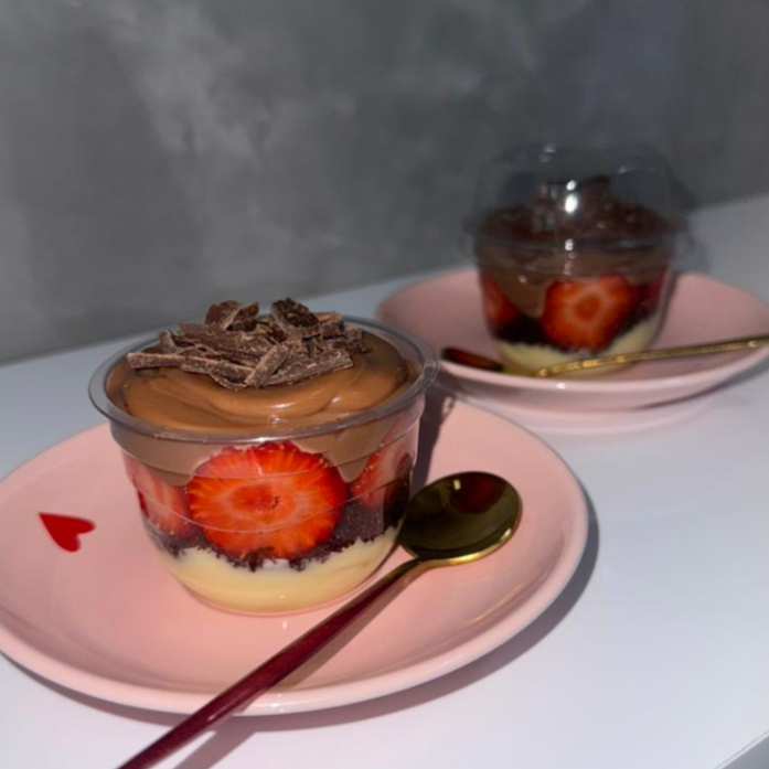 Delicioso recheio de ninho , morangos, finalizado com brigadeiro gourmet