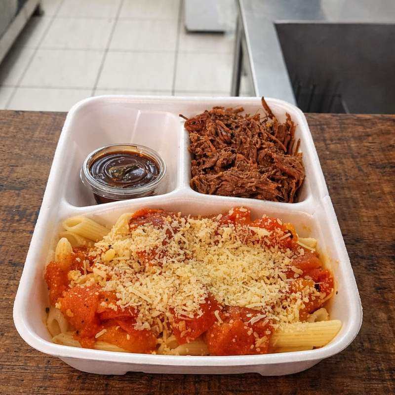 Macarrão ao molho pomoro com parmesão ralado acompanhado de costela desfiada