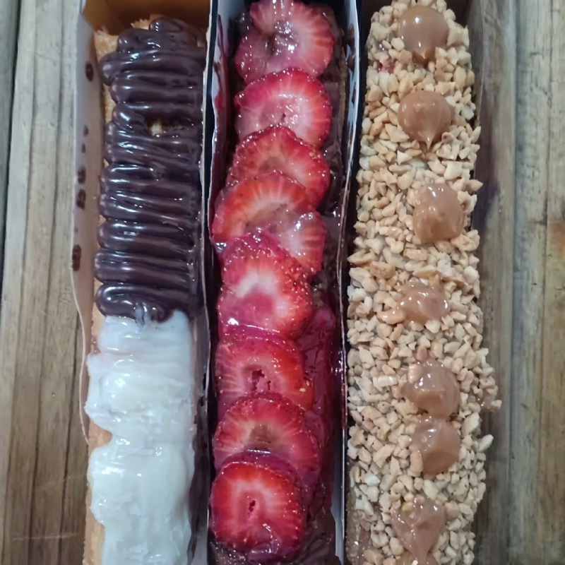 1 Churros tradicional de Prestígio chocolate com beijinho 1 chu doce de leite com amendoim e 1 delicioso Gourmet de sensação Morango com Nutella