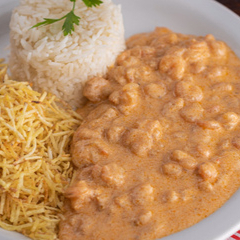 Strogonoff cremoso de Camarão com molho caseiro do chefe. Acompanha: Arroz branco e batata palha. Individual 400gr / Para Duas Pessoas 800gr