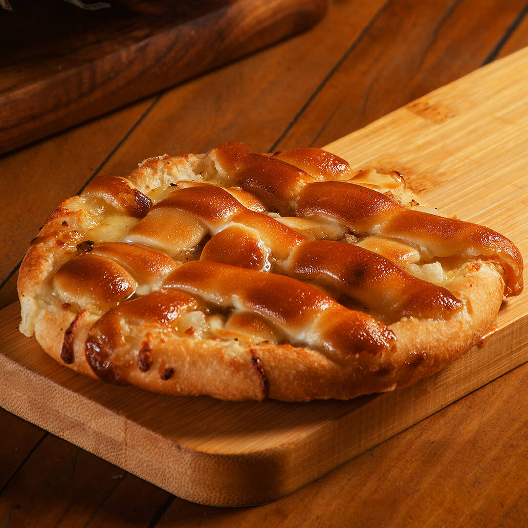 Abacaxi caramelizado com camadas crocantes de chocolate branco