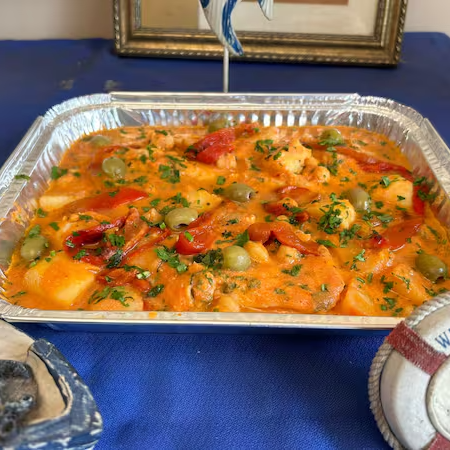 Filés de badejo refogados no molho de tomate, com grão de bico, pimentão vermelho, azeitonas e batatas cozidas. guarnicão de arroz branco serve 2 pessoas