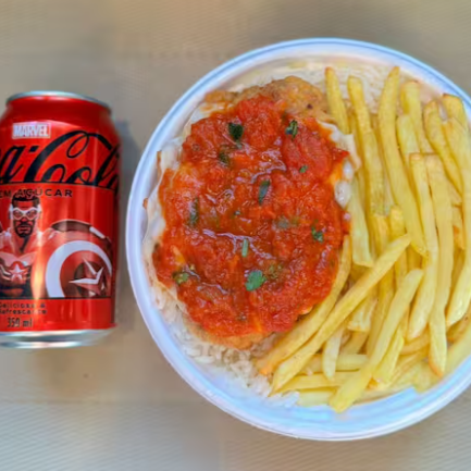 Marmita com delicioso filé de frango parmegiana (empanado na massa crocante coberto com molho de tomates e queijo) acompanhado de arroz branco e batatas fritas. Acompanha refrigerante Coca Cola lata Zero sem açúcar 350ml bem gelada. Marmita indicada para 01 pessoa.