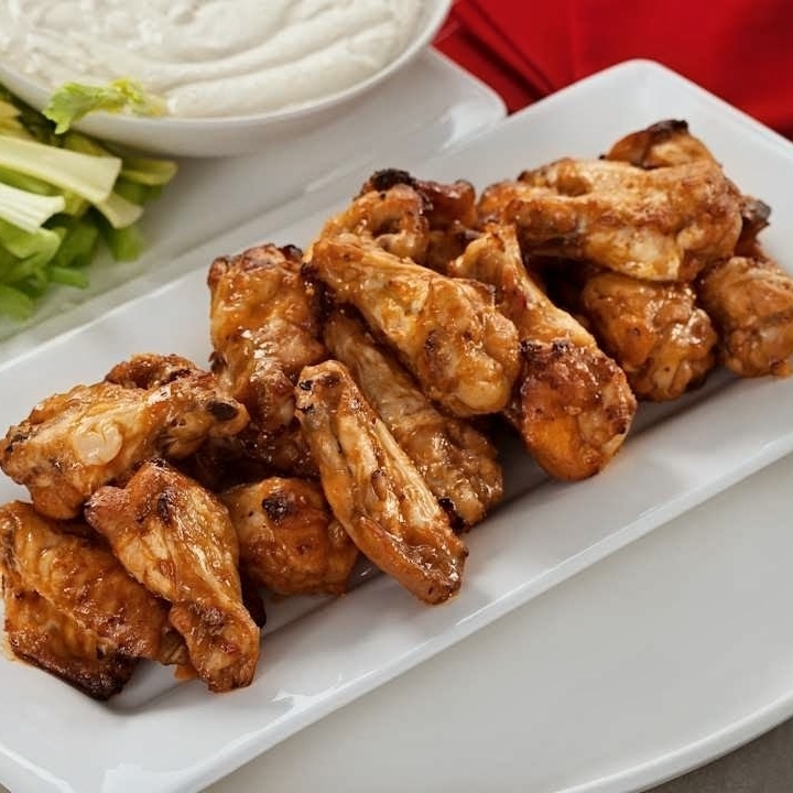 12 ALITAS CON PAPAS A LA FRANCESA