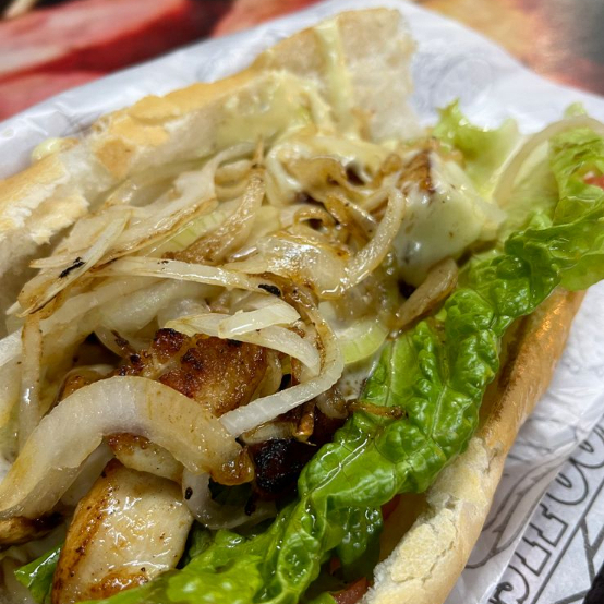 Pão de sal brigite+ espeto de medalhão de frango+ alface+ pasta de alho+ tomate+ cebola+ queijo