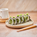 Arroz enrolado no nori com recheio de pepino