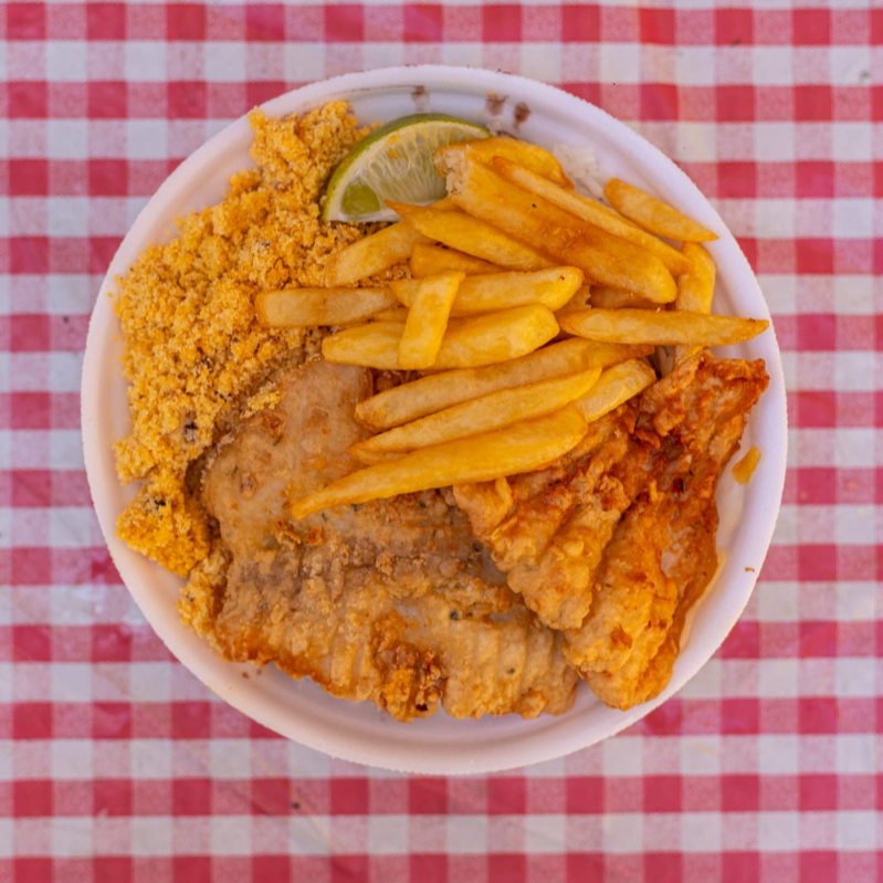 Arroz fresquinho, feijão delicioso, Peixe frito, batata frita, farofa