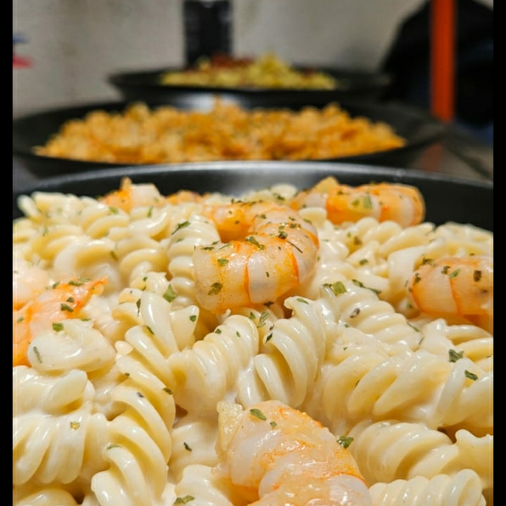 Pasta Alfredo con Camarones Salteados