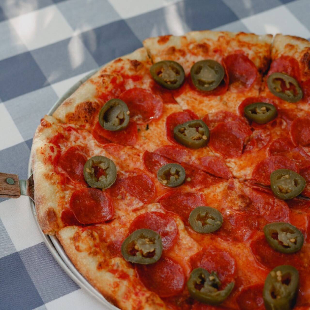 Pizza Pepperoni con Jalapeños