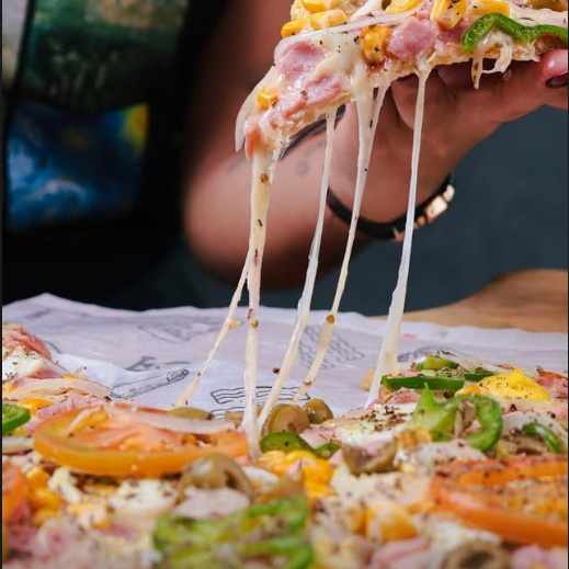 Mussarela, molho de tomate, presunto, ovo, cebola, azeitona, milho, pimentão, tomate e orégano.