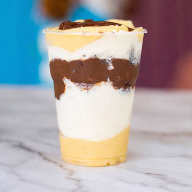 Prepare-se para uma explosão de sabores irresistíveis! Nosso copo de 200ml é uma verdadeira indulgência: uma camada cremosa de brigadeiro de leite Ninho que derrete na boca, pedaços generosos de brownie úmido e cheio de sabor, mousse aveludada de leite Ninho que envolve o paladar e, para finalizar, um toque generoso de Nutella, trazendo aquele contraste perfeito de chocolate e cremosidade. Cada colherada é um abraço doce que você vai querer repetir!