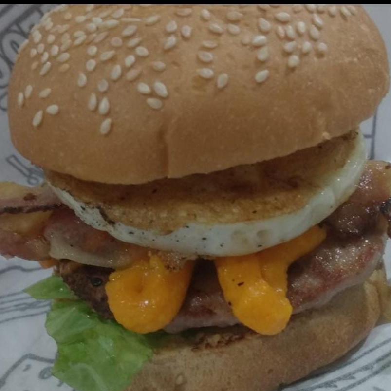 pão,carne,mussarela,bacon,salada,molho verde