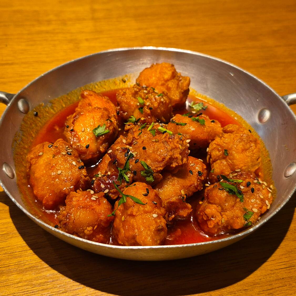 Tiras de frango empanado ou soja, envolvidas com molho agridoce e levemente picante especial exclusivo.