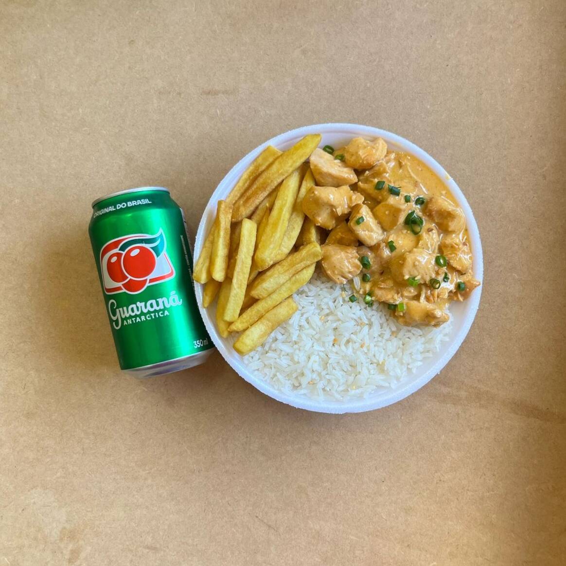 Marmita com delicioso filé de frango ao molho estrogonofe acompanhado de arroz branco e batatas fritas.. Acompanha refrigerante lata Guaraná Antárctica lata 350ml bem gelada. Marmita indicada para 01 pessoa.
