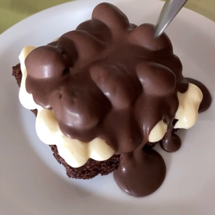 Brownie, creme de ninho com uva verde e coberto com chocolate