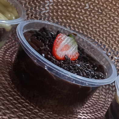 Massa de chocolate e recheio de chocolate com morango