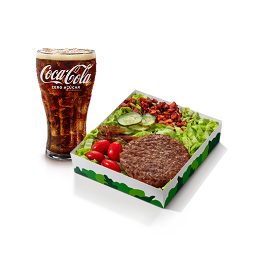 A Salada Mix com carne bovina combina alface, tomatinhos, cebola ao molho shoyu, picles e bacon triturado, com um hambúrguer de carne 100% bovina. Acompanha molho Caesar, azeite e vinagre e Bebida