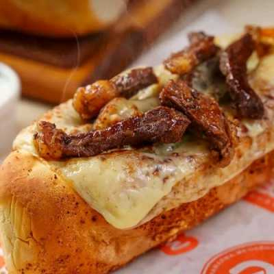 PÃO DE ALHO CARNE FRALDINHA E QUEIJO DERRETIDO JUNTO ACOMPANHA 1 REFRIGERANTE LATA