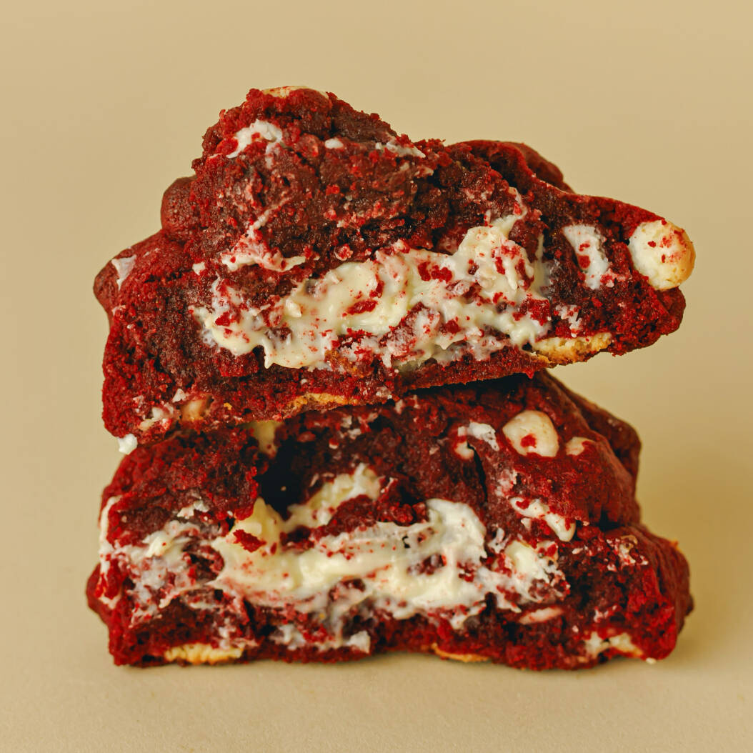 Feito com leve cacau e baunilha trazendo um sabor unico. Por dentro ele é composto por chocolate branco, fazendo uma exploção de sabor.