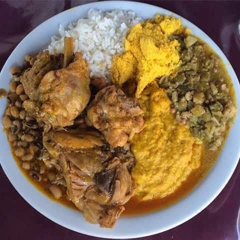 Comida baiana composta por arroz, caruru, vatapá, feijão fradinho, farofa de dendê e xinxim de frango.