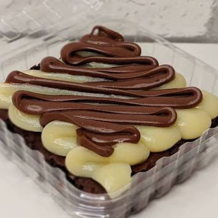 Brownie com cobertura de leite ninho e Nutella por cima