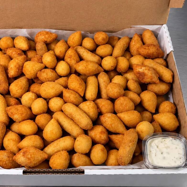 100 mini salgados fritos coxinha ,bolinha ,presunto e queijo e molho na faixa