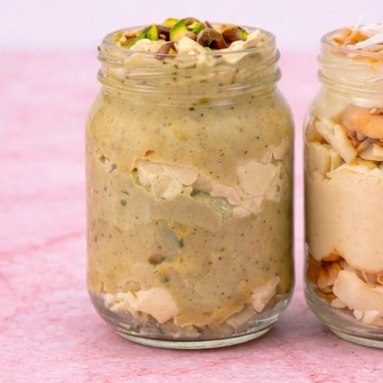 Uma explosão de pistache! Gotas de chocolate branco envolvem nosso delicioso recheio de pistache, coberto com um creme aveludado de pistache e finalizado com uma generosa camada de pistaches crocantes. Um deleite para os amantes de pistache!