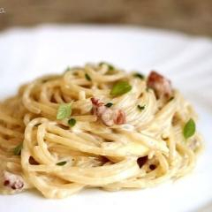 Descubra o sabor autêntico da cozinha italiana com o nosso Espaguete à Carbonara, um prato clássico e refinado. Cada porção de 400g é generosamente coberta com um molho branco especialmente preparado,bacon salteados, creme de leite e um toque com a gema do ovo se encorpando com a suavidade do parmesão derretido com a fragrância única das ervas italianas selecionadas. Este prato é uma verdadeira sinfonia de sabores, que promete uma experiência gastronômica inesquecível. Disponível também em porções de 400g e 800g, para satisfazer todos os apetites.