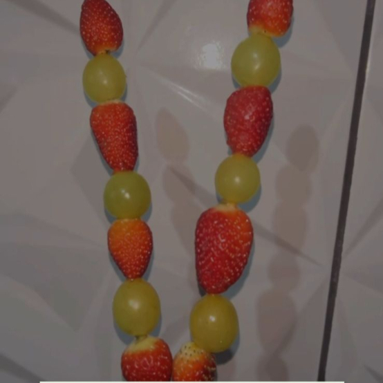 Morango e uva cobertos com brigadeiro de ninho e casca de chocolate Blend