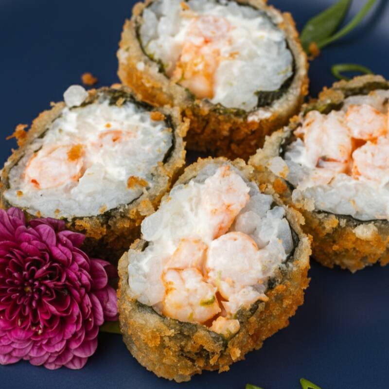 Camarão cozido, arroz japonês empanado, cream cheese, gergelim e cebolinha.