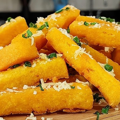 Polenta frita, temperada com queijo mussarela e cebolinha.
Porção (360g)
