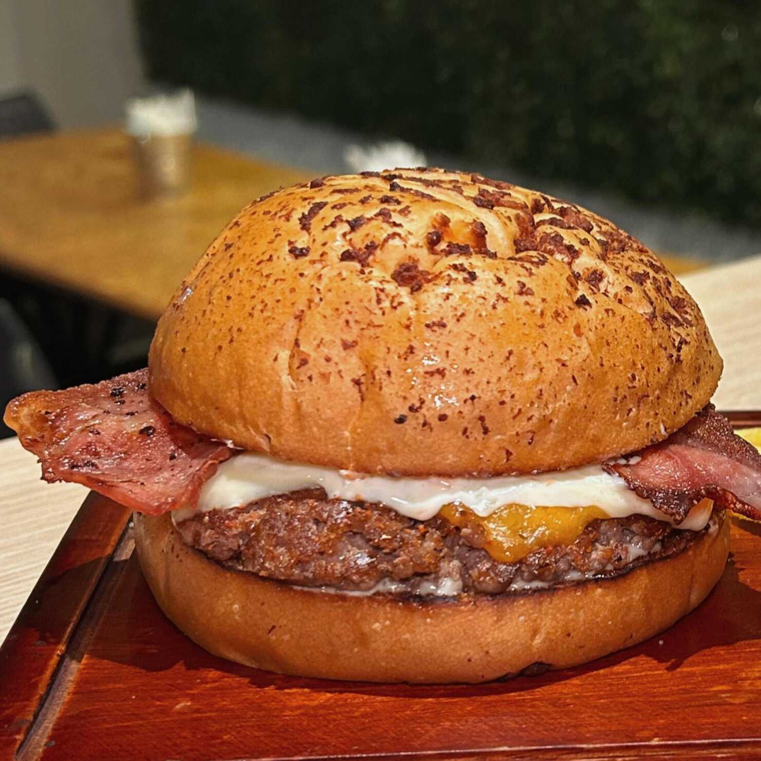 BACON CHEESE BURGER + PAPAS A LA FRANCESA
