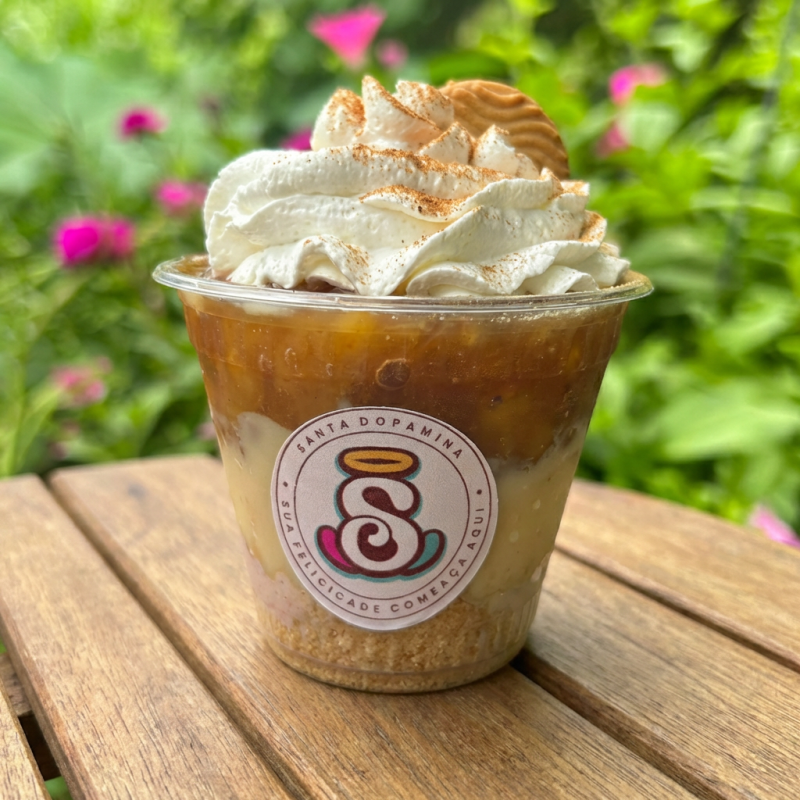 Deliciosa banoffe no pote com uma camada de farofinha de biscoito amanteigado, doce de leite artesanal super cremoso e doce de banana, finalizada com chantilly leve, toque de canela e biscoito amanteigado. Uma sobremesa clássica, cremosa e cheia de sabor que conquista na primeira colherada.