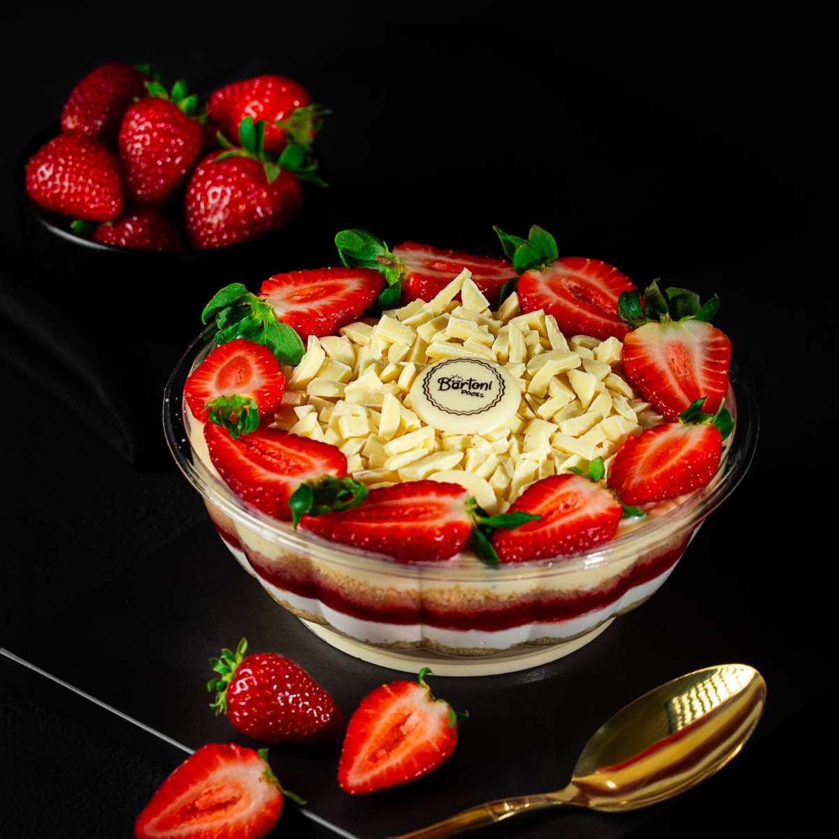 Mousse de leite Ninho, massa de bolo fofinha, geleia artesanal de morango, e creme de Ninho. Decorado com morangos frescos e chocolate branco. (Aprox. 1kg - serve de 5-6 pessoas) Obs.: a Bertoni Doces não altera nenhum produto ou retira/adiciona ingrediente.