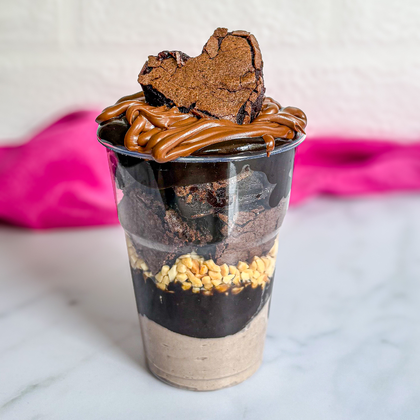 Nosso copo Ferrero é composto por uma camada de brigadeiro de chocolate cremoso, uma camada generosa de amendoim, mousse de chocolate, pedaços do melhor brownie do mundo, Nutella, mais amendoim e para finalizar um pedaço do nosso delicioso brownie.