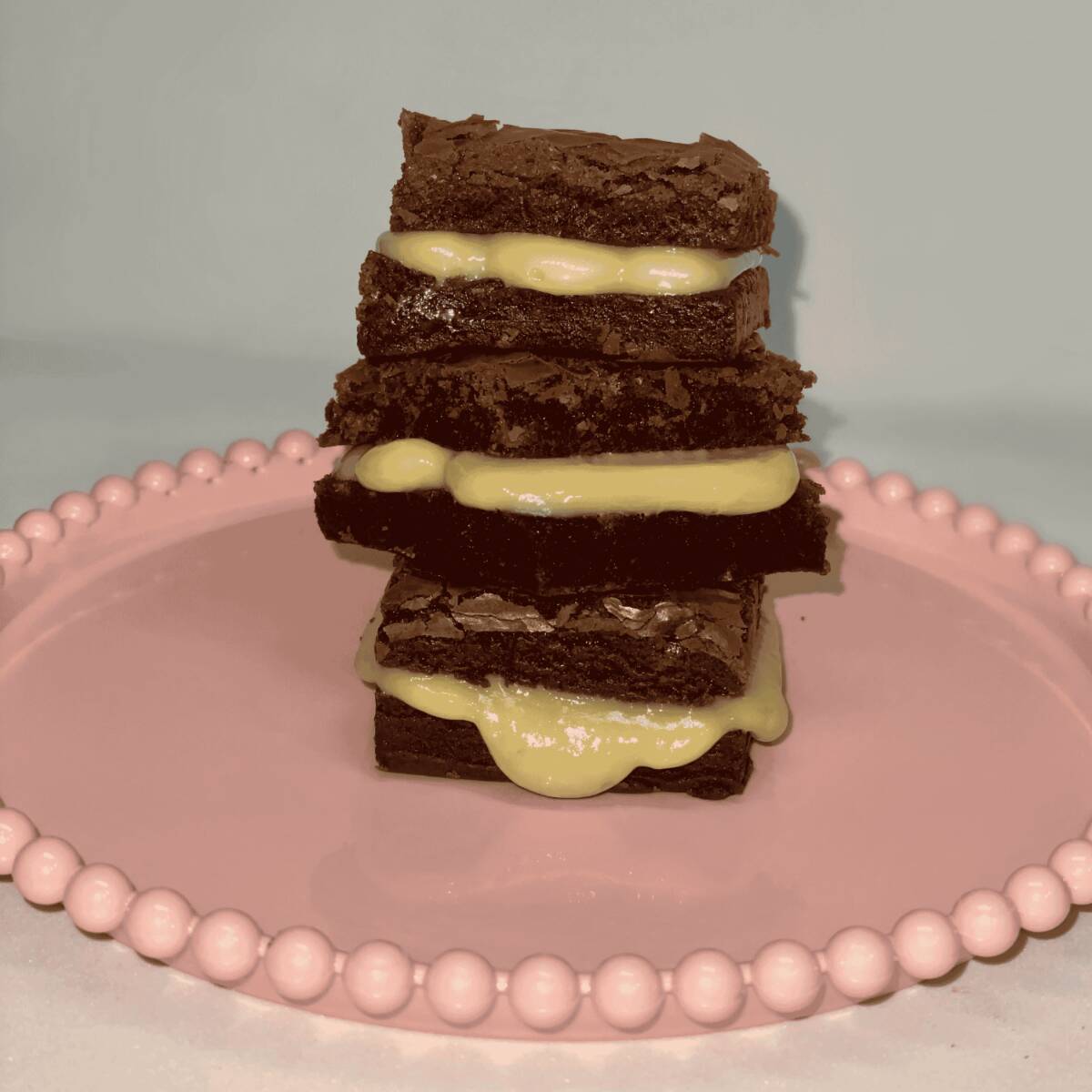 Nossa Deliciosa massa de Brownie super chocolatuda com Gotas de Chocolate ao leite, no tamanho 5x5 cm, com muito recheio de Doce de Leite, cozido na panela de pressão!