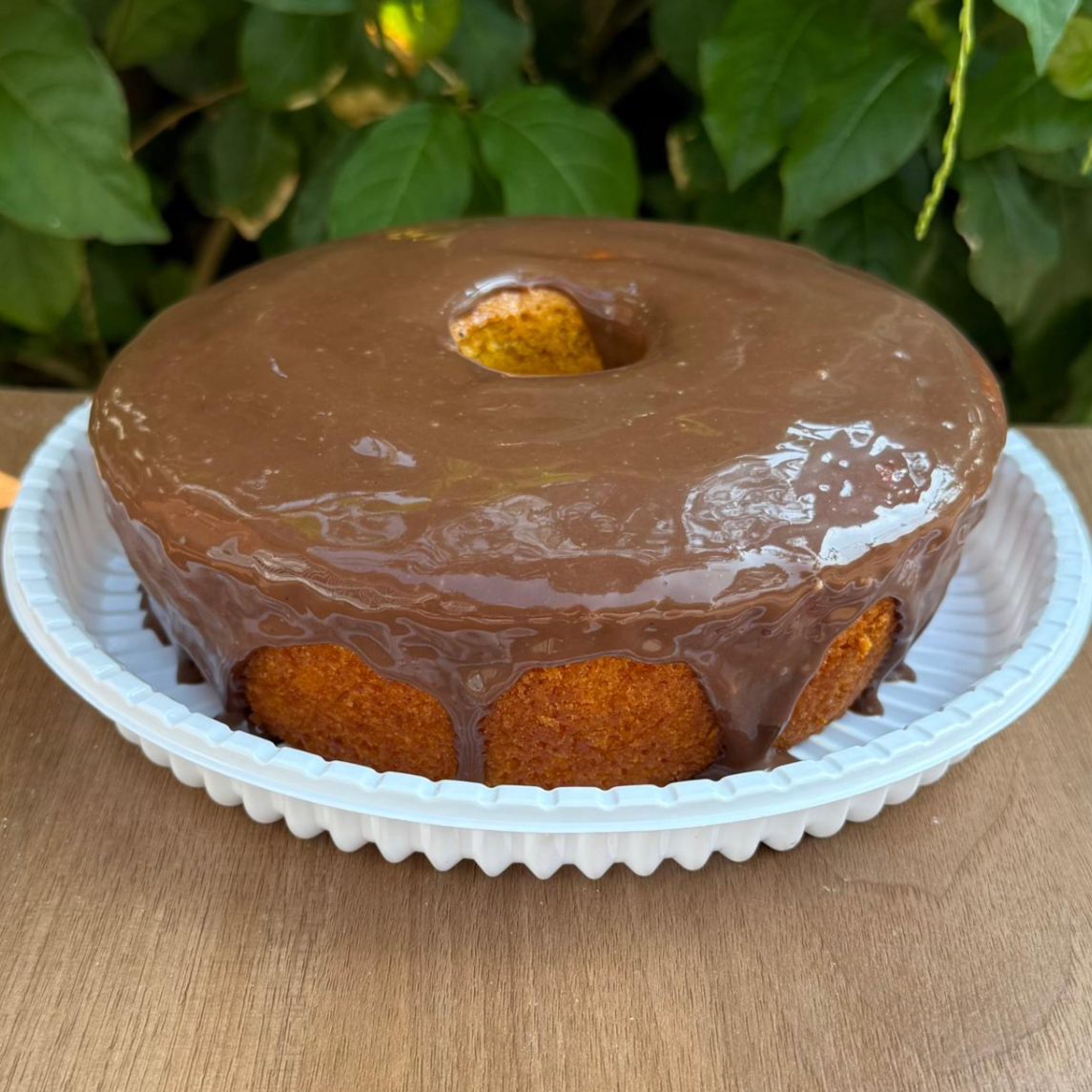 Bolo Caseiro de Cenoura Fofinho com Brigadeiro. Não usamos massa pronta, nem conservantes. Nossos bolos são assados diariamente e ainda chegam morno no local da entrega. A cobertura de é enviada separadamente, garantindo a máxima qualidade durante o transporte. Ótima opção para presente. Bolo Caseiro Bolo da Vovo Bolo para Café
