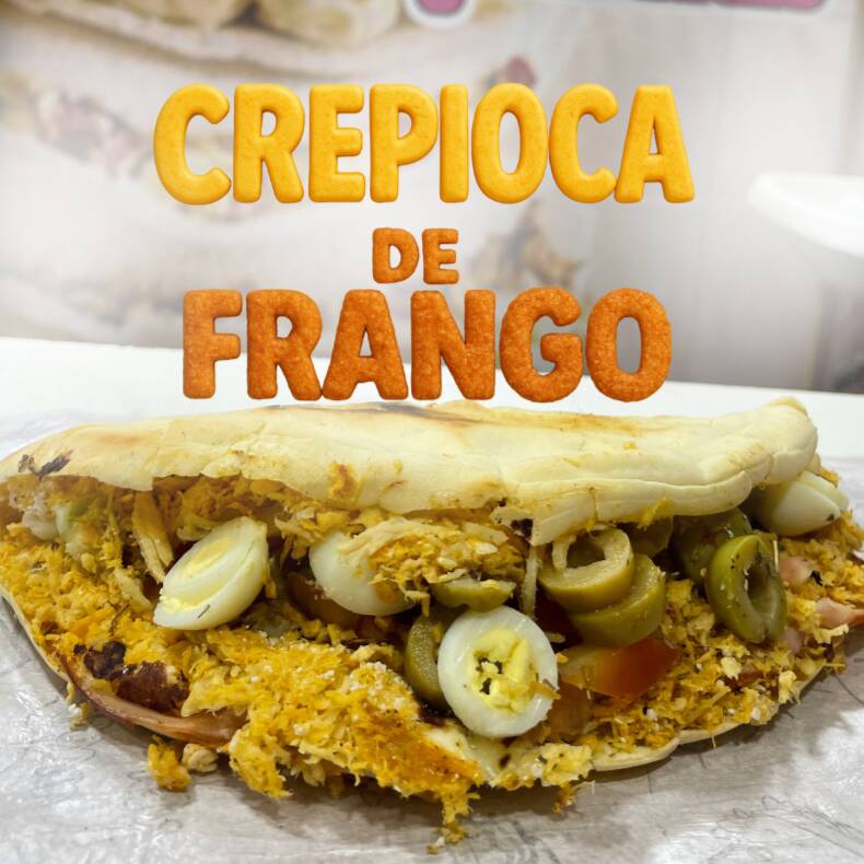 Saborosa e nutritiva, a nossa Crepioca de Frango é uma escolha perfeita para os amantes da culinária fitness. Esse prato é feito com um recheio generoso de frango cuidadosamente temperado, elevando a sua experiência gustativa a um novo patamar. Além disso, é complementado com queijo suave, derretendo na boca, e adicionais personalizáveis conforme o seu paladar. A foto é meramente ilustrativa, mas a experiência real é irresistível e saudável para o seu corpo. Desfrute desta delícia fit!