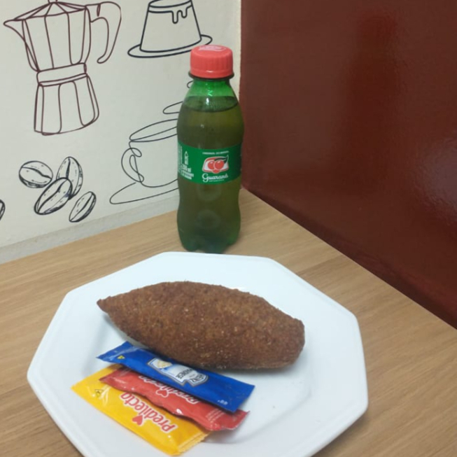 Saboreie nosso quibe com queijo, crocante por fora e cremoso por dentro, acompanhado de Guaraná Antártica 200ml geladinho. Uma combinação perfeita de sabor e refrescância para qualquer momento do dia!