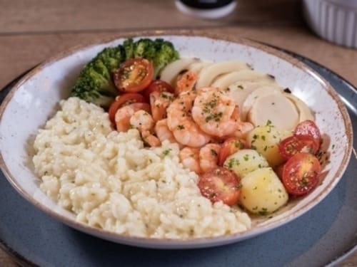 Acompanhado de Risoto de Limão Siciliano, Palmito Grelhado, Batata Cozida, Tomate Cereja e Brócolis.