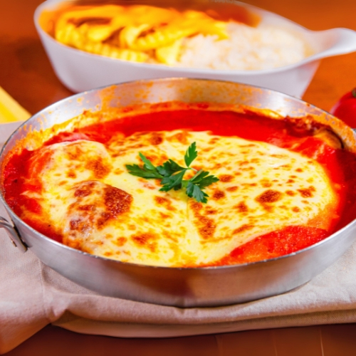 Parmegiana de Filé Mignon, banhado em molho ao sugo da casa. Com acompanhamentos incríveis para você escolher!