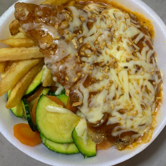 Acompanhada de Arroz branco, Feijão de caldo e Legumes do Dia.